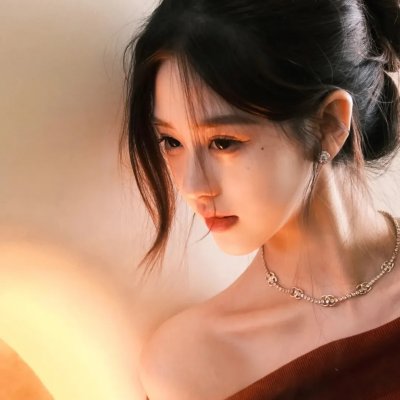 玻璃橱窗中的姑娘